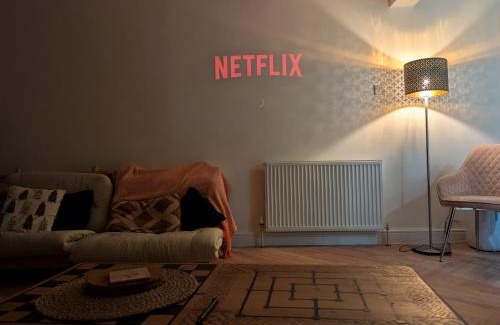 Longcroft House | Cosy Family-Friendly Stay with 2-Sided Wood Burner in the City of Edinburgh