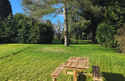 Findern House | Cosy Family-friendly Village Bungalow with Beautiful half acre Garden