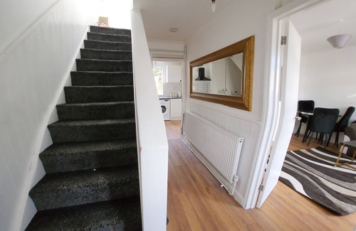 Luton House | Cosy Family home with (Spa,hottub,Jacuzzi), 5 mins from LUTON-AIRPORT