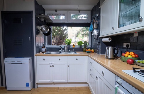 Whitechapel Apartment | Cosy Family Retreat with Garden & Workspace