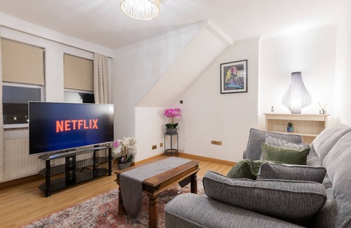Walpole Apartment | Cosy Flat In London