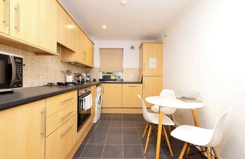 West End Apartment | Cosy Flat near the City Centre