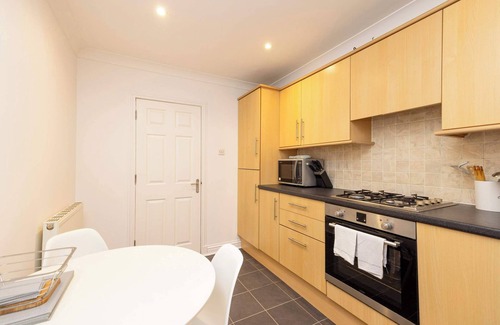 West End Apartment | Cosy Flat near the City Centre