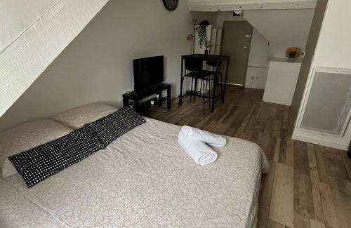 Bourgogne Apartment | Cosy furnished studio in a quiet location near the Cathedral