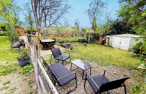 Montreuil-aux-Lions House | Cosy gîte garden terrace & dining options. Close to Disney