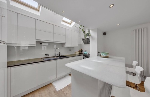 Maida Vale House | Cosy Getaway Mews House With Character, Patio & Free Parking in Maida Hill