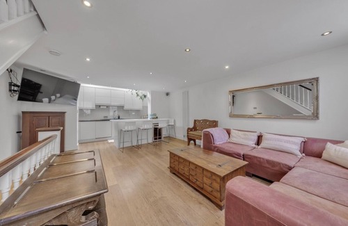Maida Vale House | Cosy Getaway Mews House With Character, Patio & Free Parking in Maida Hill