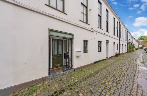 Maida Vale House | Cosy Getaway Mews House With Character, Patio & Free Parking in Maida Hill