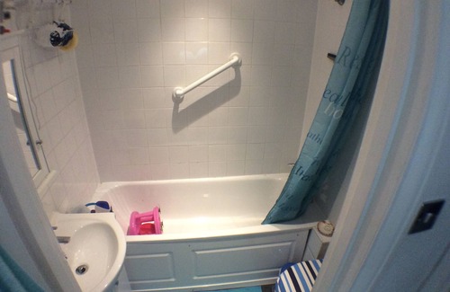 Tollington Apartment | Cosy ground floor 2 bedroom flat, central and well connected