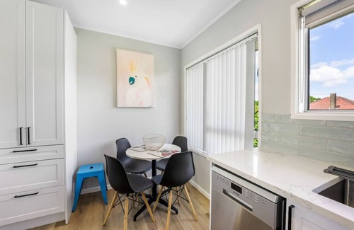 Sandringham Apartment | Cosy Haven Unit with Garage and Air-con