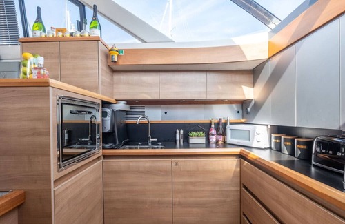 New Forest District Apartment | Cosy heated yacht | Lymington marina views