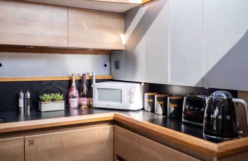 New Forest District Apartment | Cosy heated yacht | Lymington marina views
