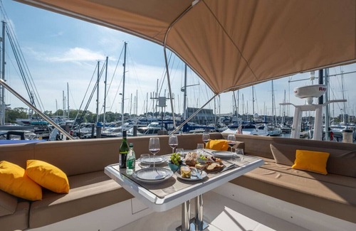New Forest District Apartment | Cosy heated yacht | Lymington marina views
