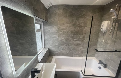 Pinkwell Apartment | Cosy Heathrow Apartment with 2 Bedrooms