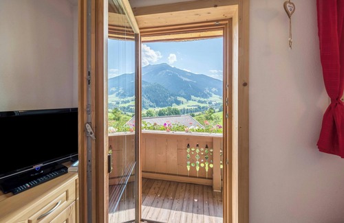 Jochberg Apartment | Cosy Holiday Apartment Vorderreith with Wi-Fi, Balcony, Garden