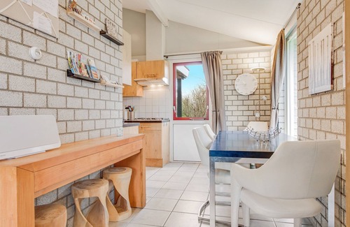 Petten House | Cosy Holiday Home Petten aan Zee with Pool, Garden, Terrace & Wi-Fi