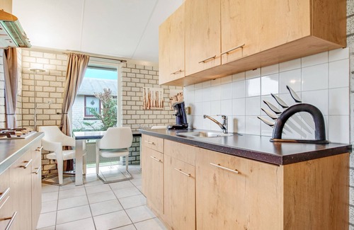 Petten House | Cosy Holiday Home Petten aan Zee with Pool, Garden, Terrace & Wi-Fi