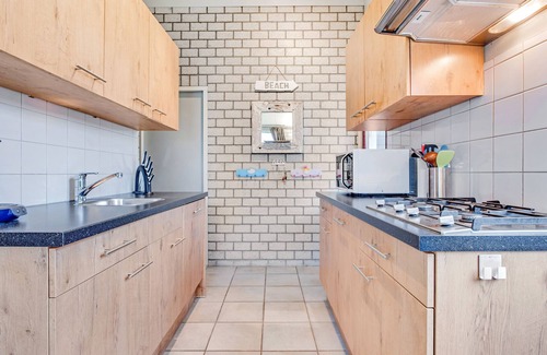 Petten House | Cosy Holiday Home Petten aan Zee with Pool, Garden, Terrace & Wi-Fi