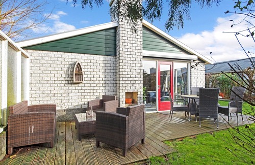 Petten House | Cosy Holiday Home Petten aan Zee with Pool, Garden, Terrace & Wi-Fi