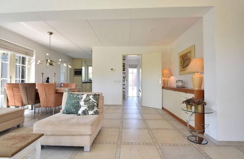 Oude-Tonge House | Cosy holiday home with large garden