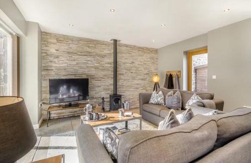Marsh Lane House | Cosy Home from Home, Private Hot tub, Sunset Views