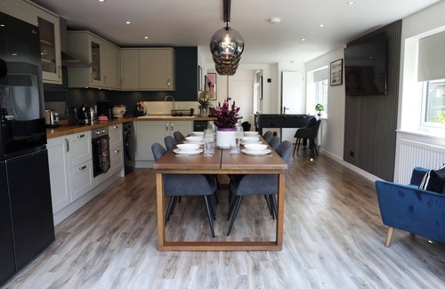 Earley House | Cosy Home; New Refurbished Home with Double Parking for Family's and Contractors