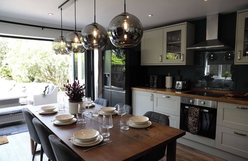 Earley House | Cosy Home; New Refurbished Home with Double Parking for Family's and Contractors