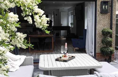 Earley House | Cosy Home; New Refurbished Home with Double Parking for Family's and Contractors