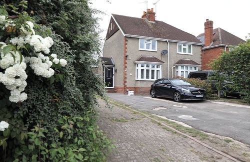 Earley House | Cosy Home; New Refurbished Home with Double Parking for Family's and Contractors