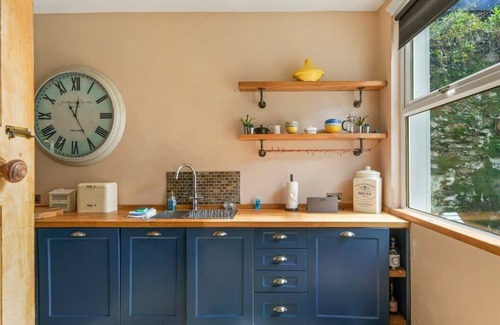 Looe House | Cosy Home on the Waterfront, Private Parking