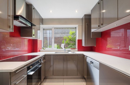 Hobbayne House | Cosy Home with Garden, Ealing