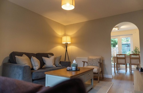 Shrewsbury House | Cosy Home with parking, 10 minute walk to town centre