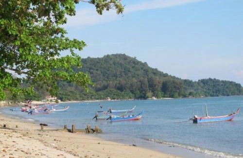 Bayan Lepas House | Cosy HomeStay at Penang Island -Beach and Village
