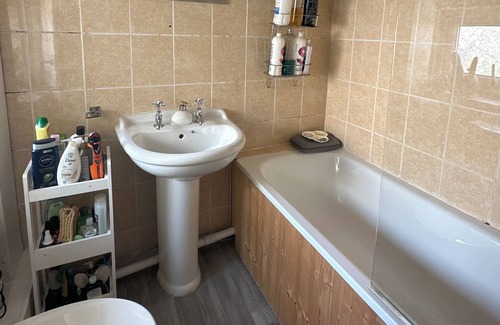 Llanedeyrn House | Cosy house in residential area