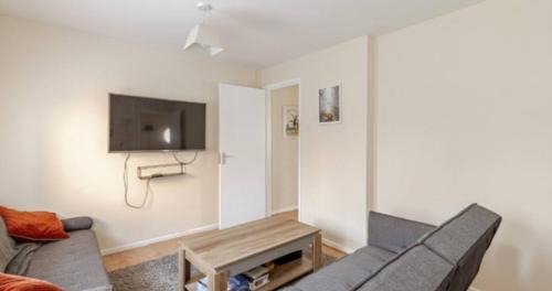 Milton Keynes Apartment | Cosy House- Sleeps 7 Centrally Located Free Parking, Fast WIFI Smart Tv with Sky and Netflix Business Travellers Relocators Leisure Welcome