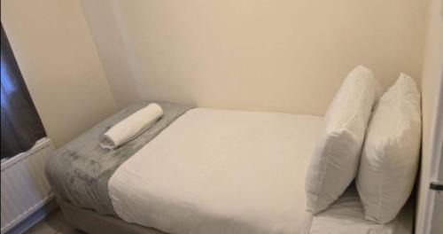 Milton Keynes Apartment | Cosy House- Sleeps 7 Centrally Located Free Parking, Fast WIFI Smart Tv with Sky and Netflix Business Travellers Relocators Leisure Welcome