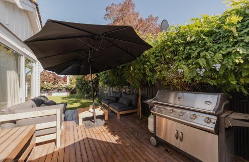 Somerfield House | Cosy House with Garden and Hot Tub - Pet Friendly
