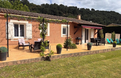 Piolenc House | Cosy house with garden and swimming pool.
