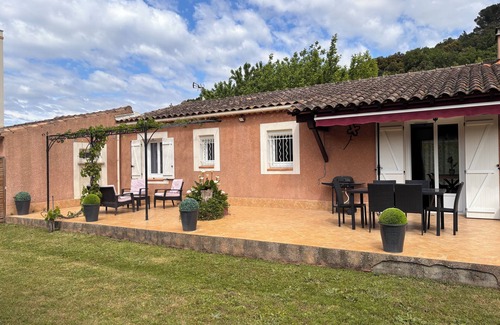 Piolenc House | Cosy house with garden and swimming pool.