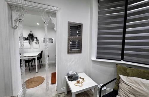 Richmond-upon-Thames Apartment | cosy large one-bedroom for business travellers