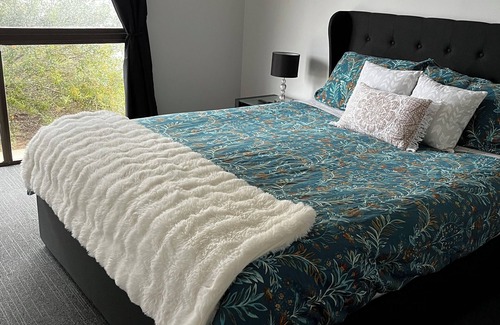 Broken Hill House | Cosy little white box, everything you need for a little getaway