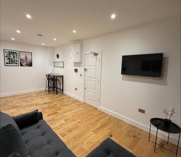 Stratford and New Town Apartment | Cosy London Apartment - Stratford near ABBA Voyage, 02 Greenwich, Westfield