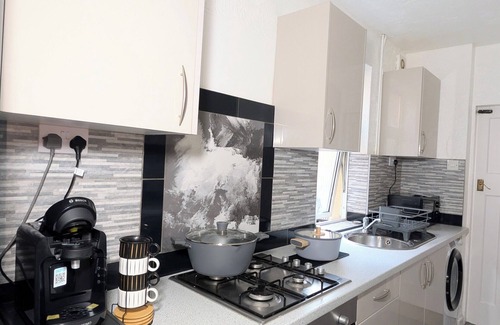 Leicester House | Cosy LongStay: Breakfast, Games, Parking&Projector