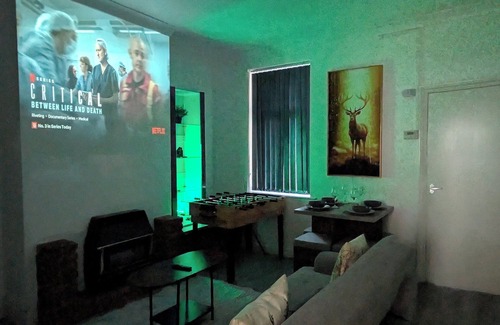 Leicester House | Cosy LongStay: Breakfast, Games, Parking&Projector