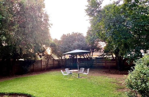 Meyerton House | Cosy Luxury En-suite (pool & lappa)