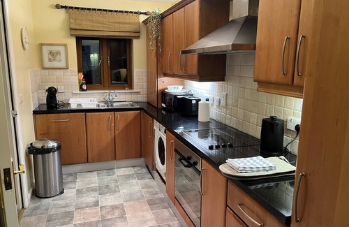 Queens Quarter Apartment | Cosy Malone - 2BR Apartment BT9 W/Balcony