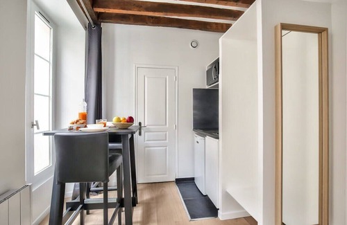 Quartier du Faubourg-Montmartre Apartment | Cosy Mezzanine Studio in the Heart of Paris (4)