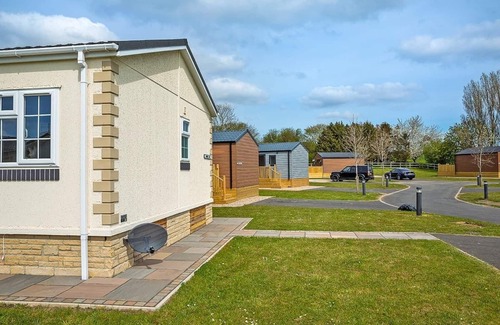Hutton Rudby Ski Chalet | Cosy micro lodge, perfect for a romantic or family retreat.