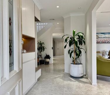 Blakehurst House | Cosy Modern 5BR Home-Major Hubs Parks with EV Charger