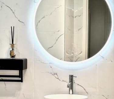Blakehurst House | Cosy Modern 5BR Home-Major Hubs Parks with EV Charger